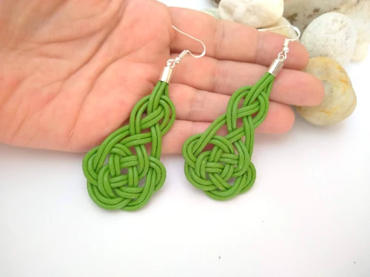 Pendientes celtas largos de cuero y acero con nudos de macramé