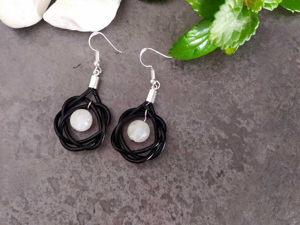 pendientes ágata blanca y cuero. Raquel Jiménez Artesanía