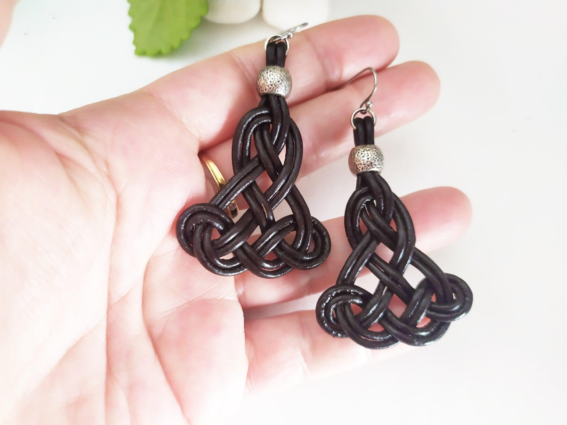 Pendientes largos de cuero con nudos celtas