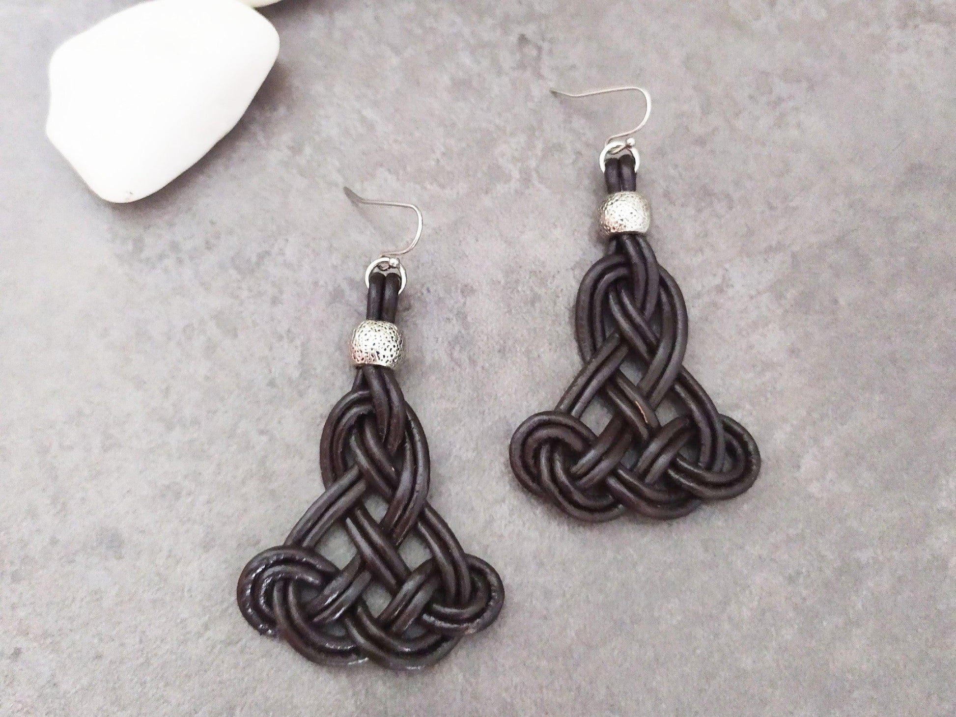 Pendientes nudos celtas de cuero
