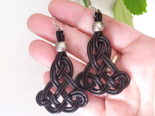 Pendientes largos de cuero y plata con nudo celta infinito.