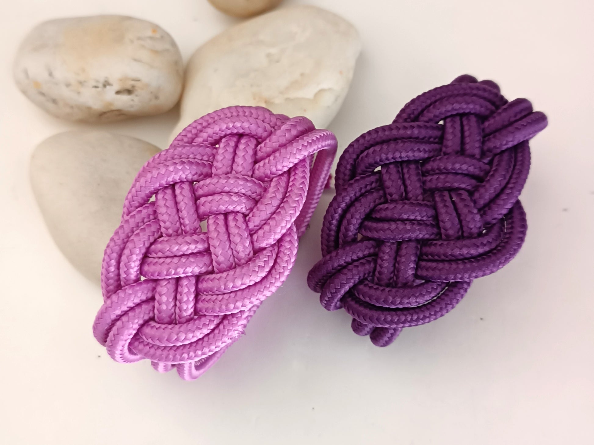 pulsera macramé morada  dia de la mujer