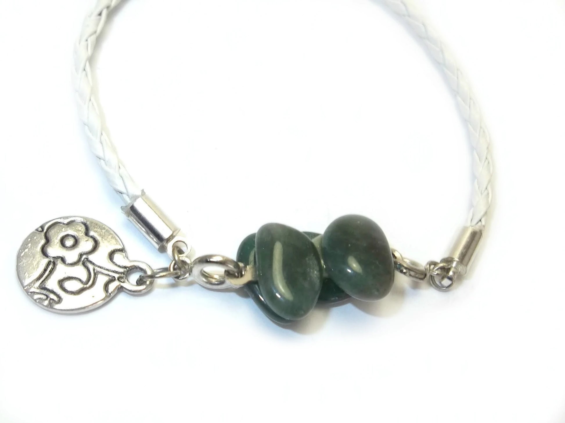 pulsera de jade verde y cuero blanco. Raquel Jiménez Artesanía