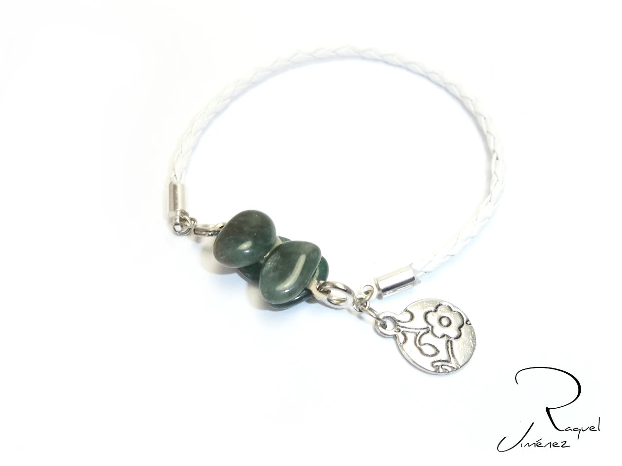 pulsera de jade verde y cuero blanco. Raquel Jiménez Artesanía