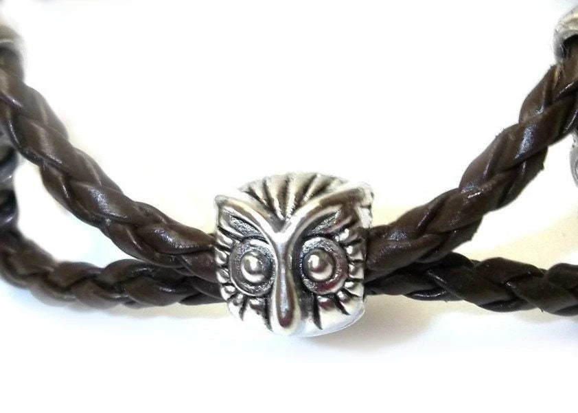 pulsera cuero con buho. Raquel Jiménez Artesania