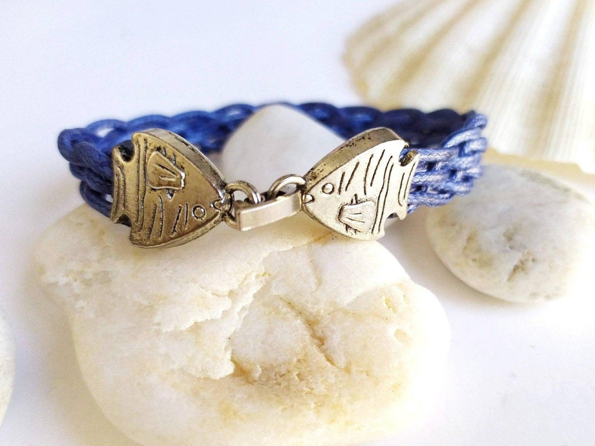 Pulsera trenzada de estilo marinero en azul náutico con cierre pez
