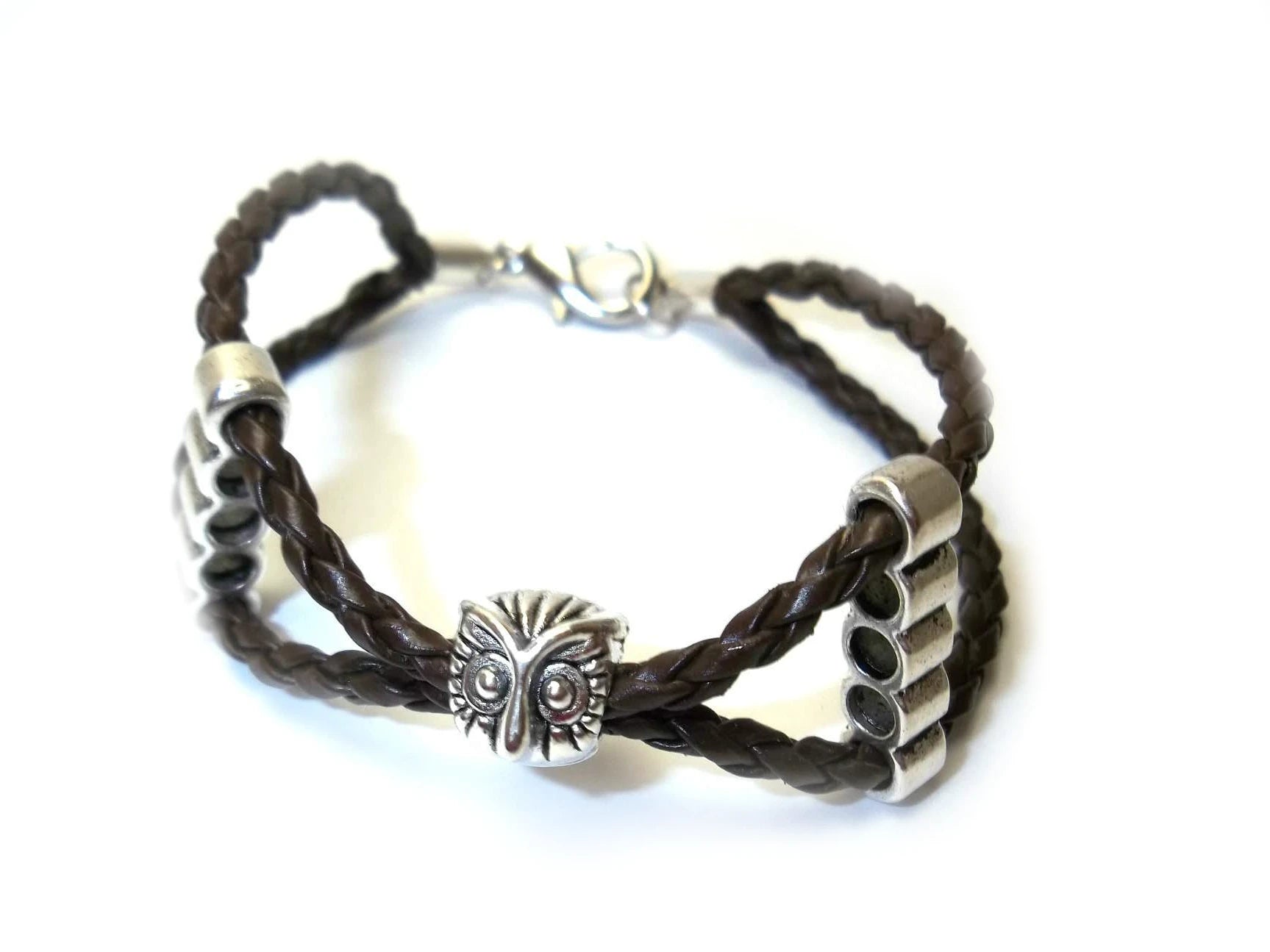 pulsera cuero con buho. Raquel Jiménez Artesania