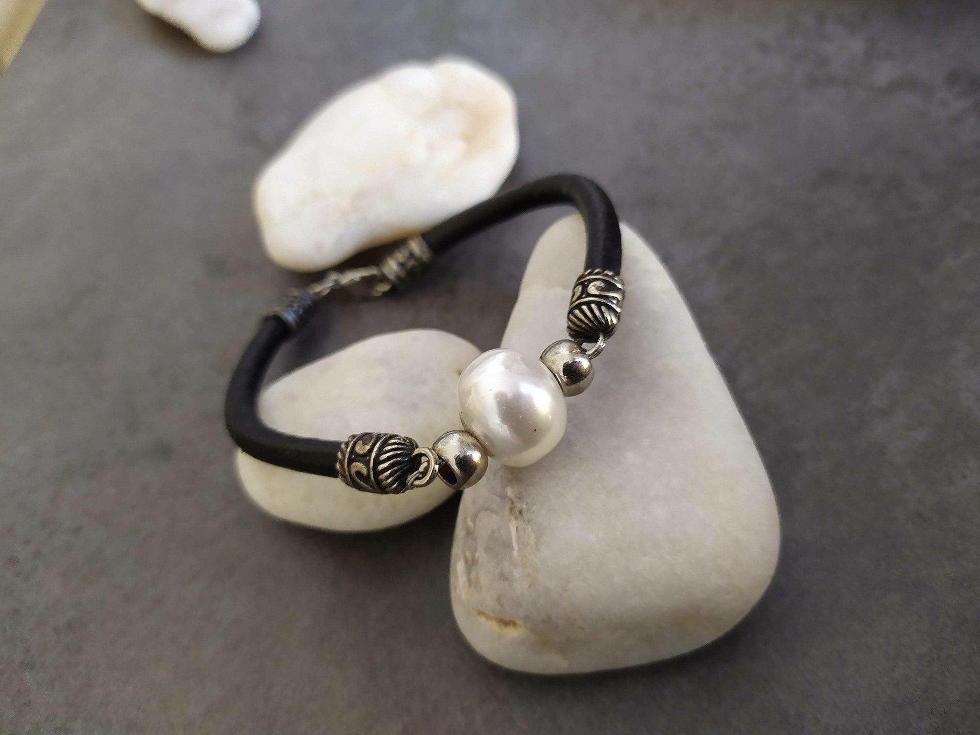 Pulsera bohemia de cuero y perla