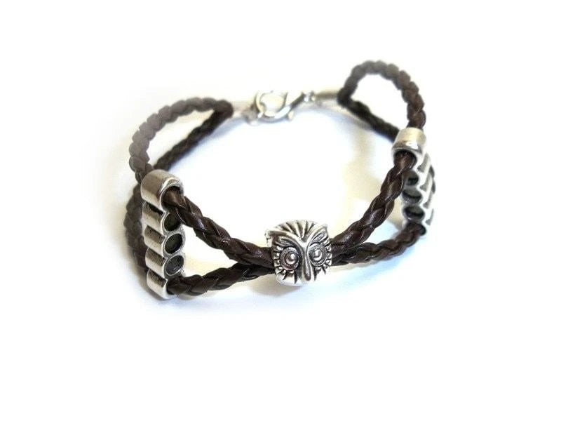pulsera cuero con buho. Raquel Jiménez Artesania