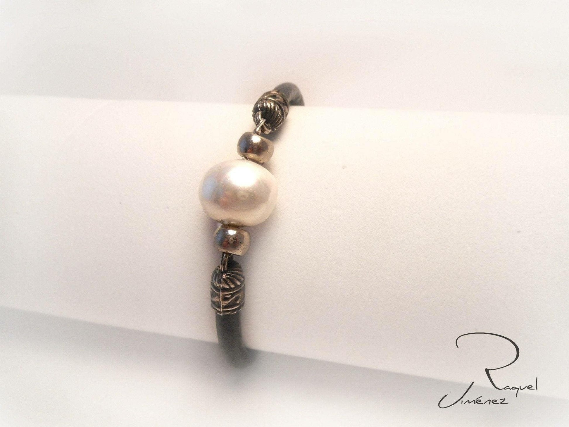 Pulsera bohemia de cuero negro con una perla