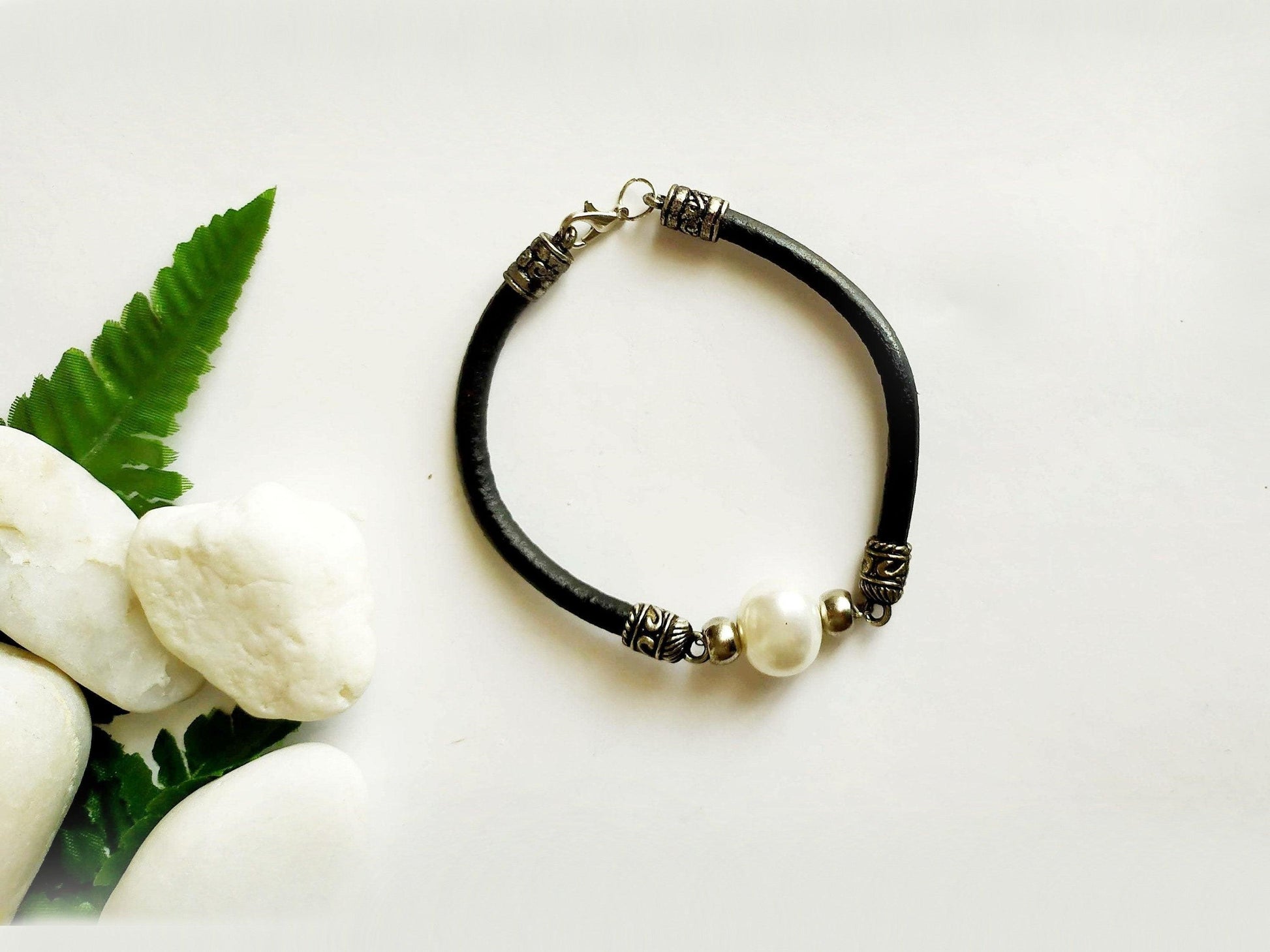 Pulsera de cuero negro y perla blanca