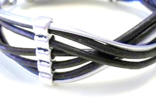 detalle pulsera cuero trenzado