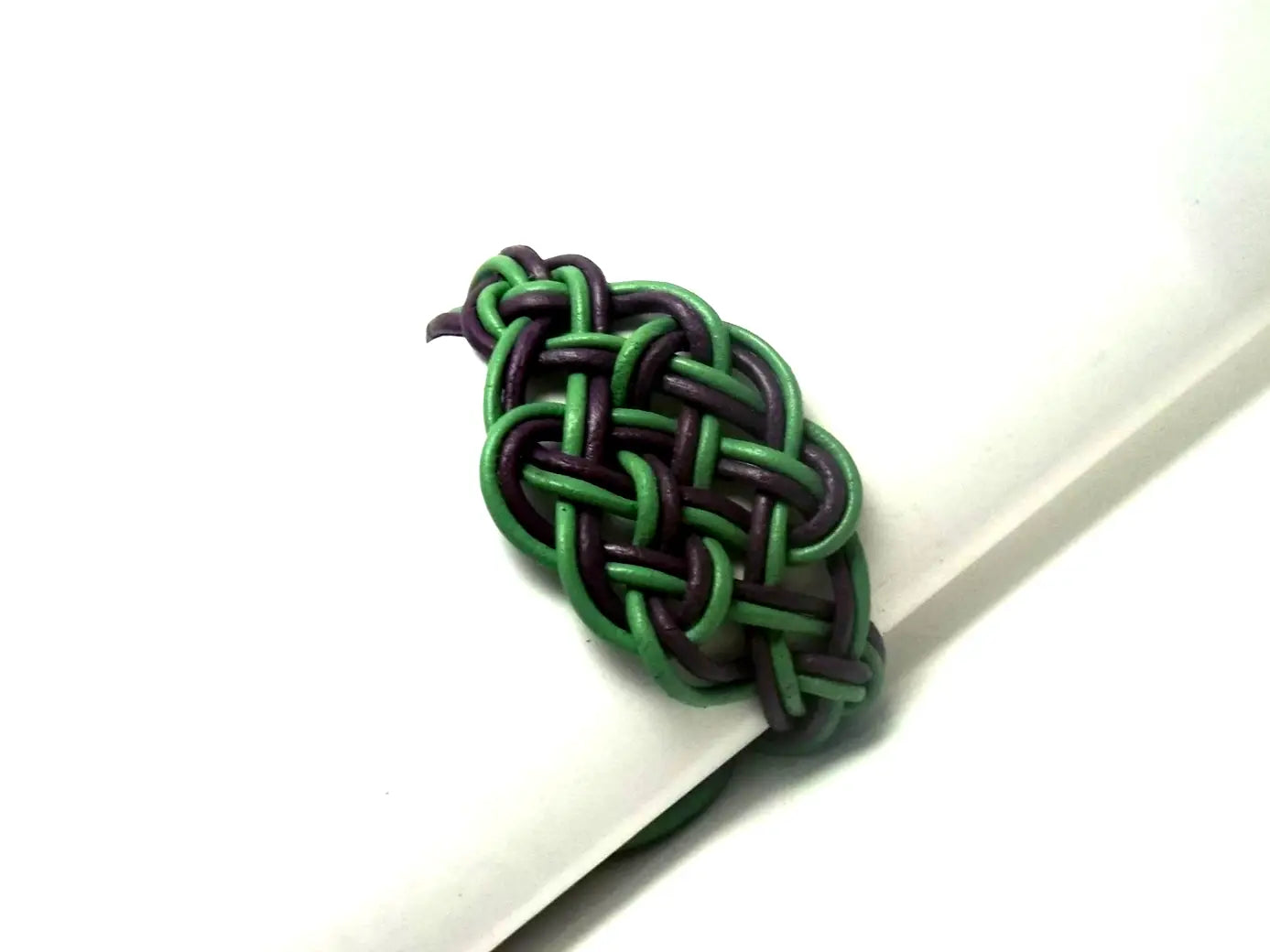 pulsera de cuero con nudo celta infinito . Raquel Jimenez Artesanía