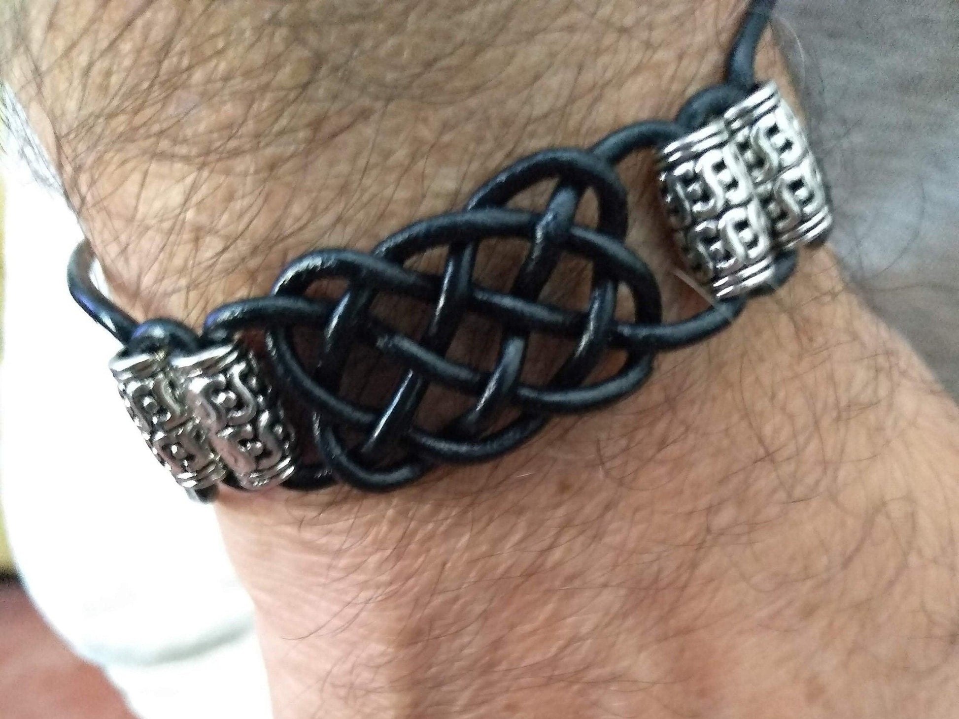 Pulsera de cuero trenzado con nudo celta