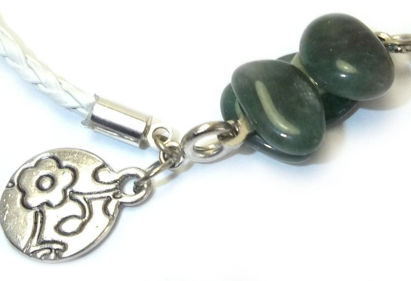 pulsera de jade verde y cuero blanco. Raquel Jiménez Artesanía