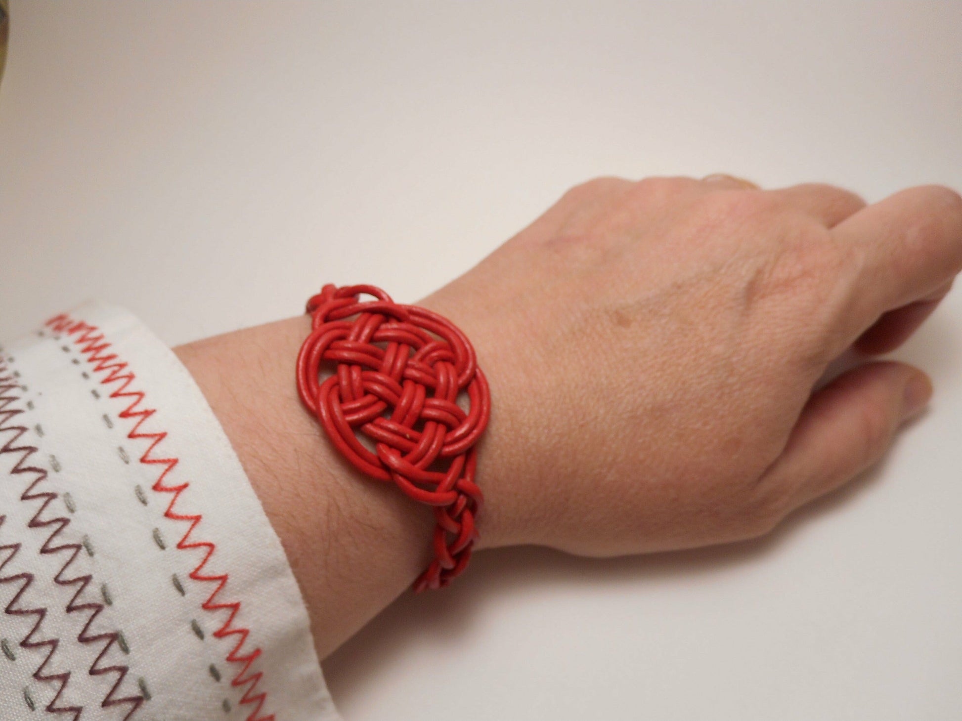Pulsera roja de cuero nudo celta del amor eterno