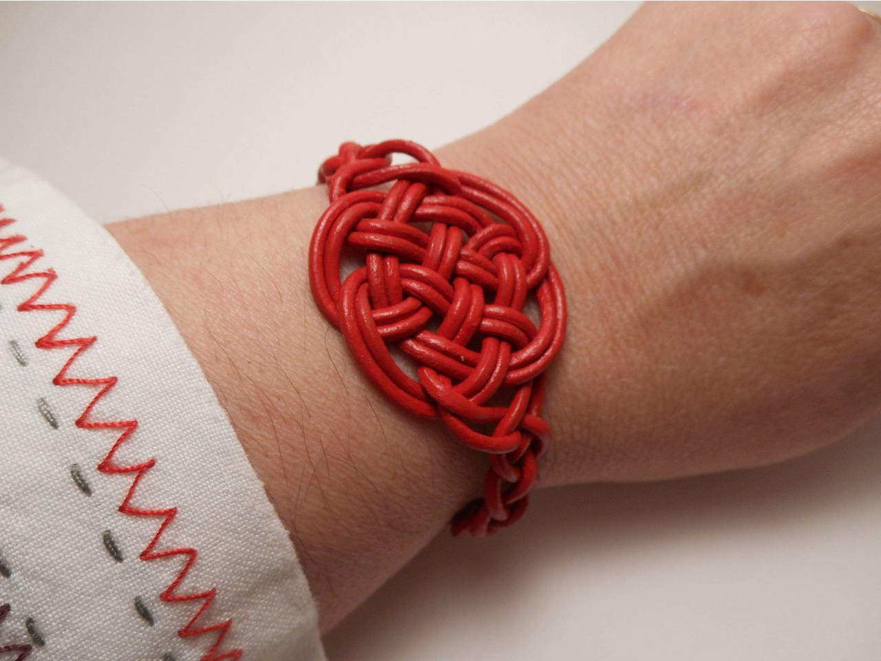 pulsera de cuero con el nudo celta del amor eterno. Raquel Jiménez Artesanía