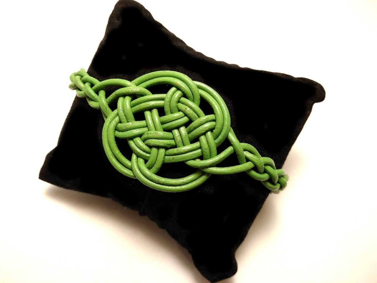 pulsera cuero con nudo celta del amor eterno . Raquel Jimenez Artesanía