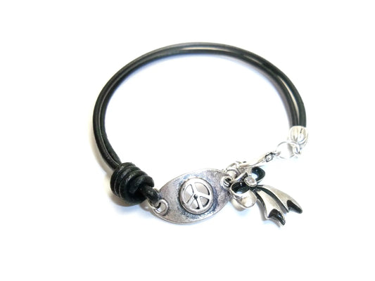 pulsera de cuero estilo hippie con simbolo de la paz . Raquel Jimenez  Artesanía
