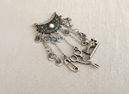Broche de costurera chatelaine