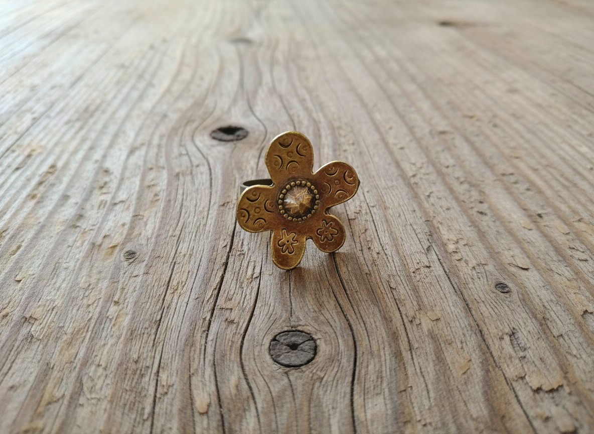 Anillo hippie ajustable con flor margarita boho.