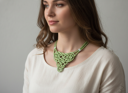 collar  de cuero con nudo celta 