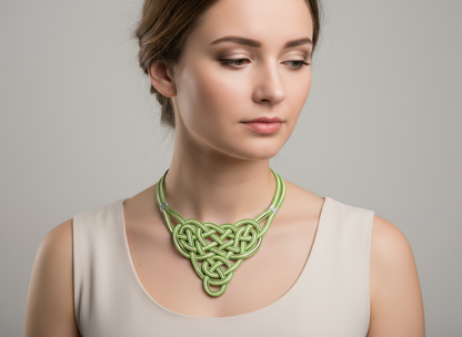 collar verde y blanco de cuero