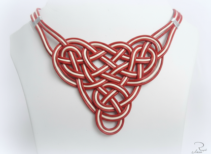 collar  de cuero con nudo celta 