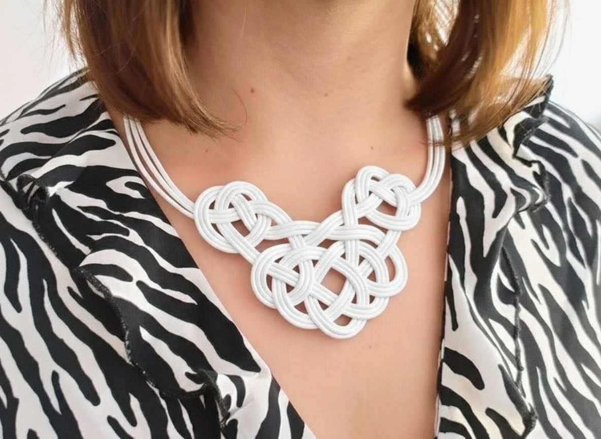 collar de cuero con nudos