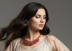 collar de cuero trenzado en colores rojo y negr