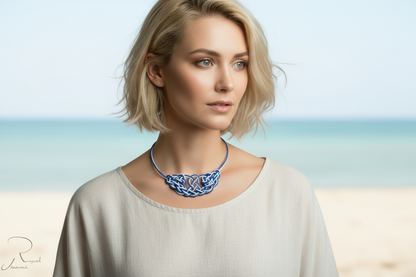 Collar con nudos de cuero trenzados a mano