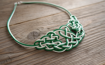 Collier avec nœuds en cuir tressés à la main