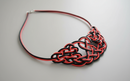 Collier avec nœuds en cuir tressés à la main