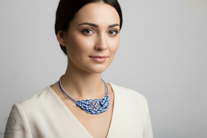 Collar con nudos de cuero trenzados a mano