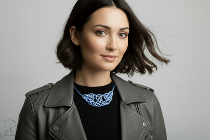 Collar con nudos de cuero trenzados a mano