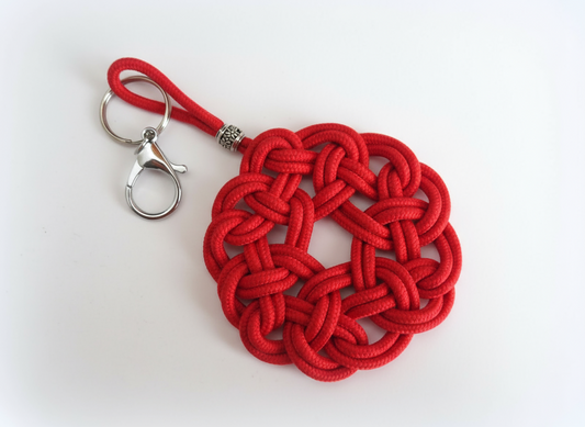 Porte-clés symbole celtique à cliquet en cuir et acier