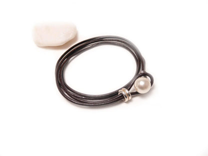 Bracelet double en cuir noir avec perle blanche