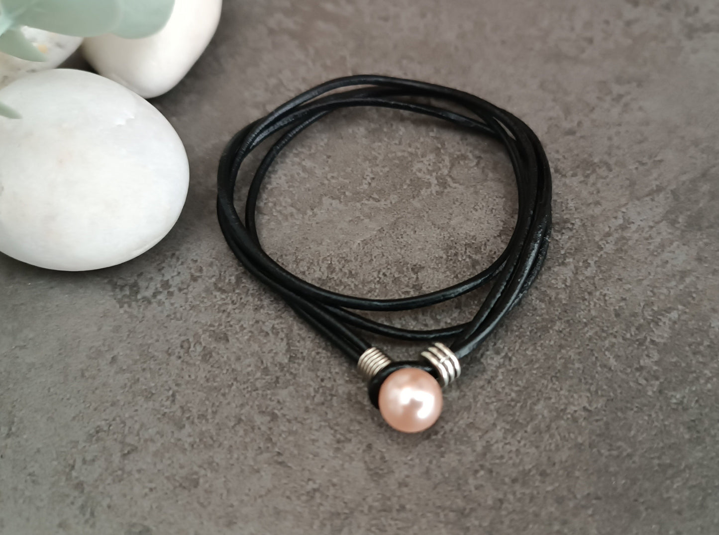 Pulsera cuero y perla rosa