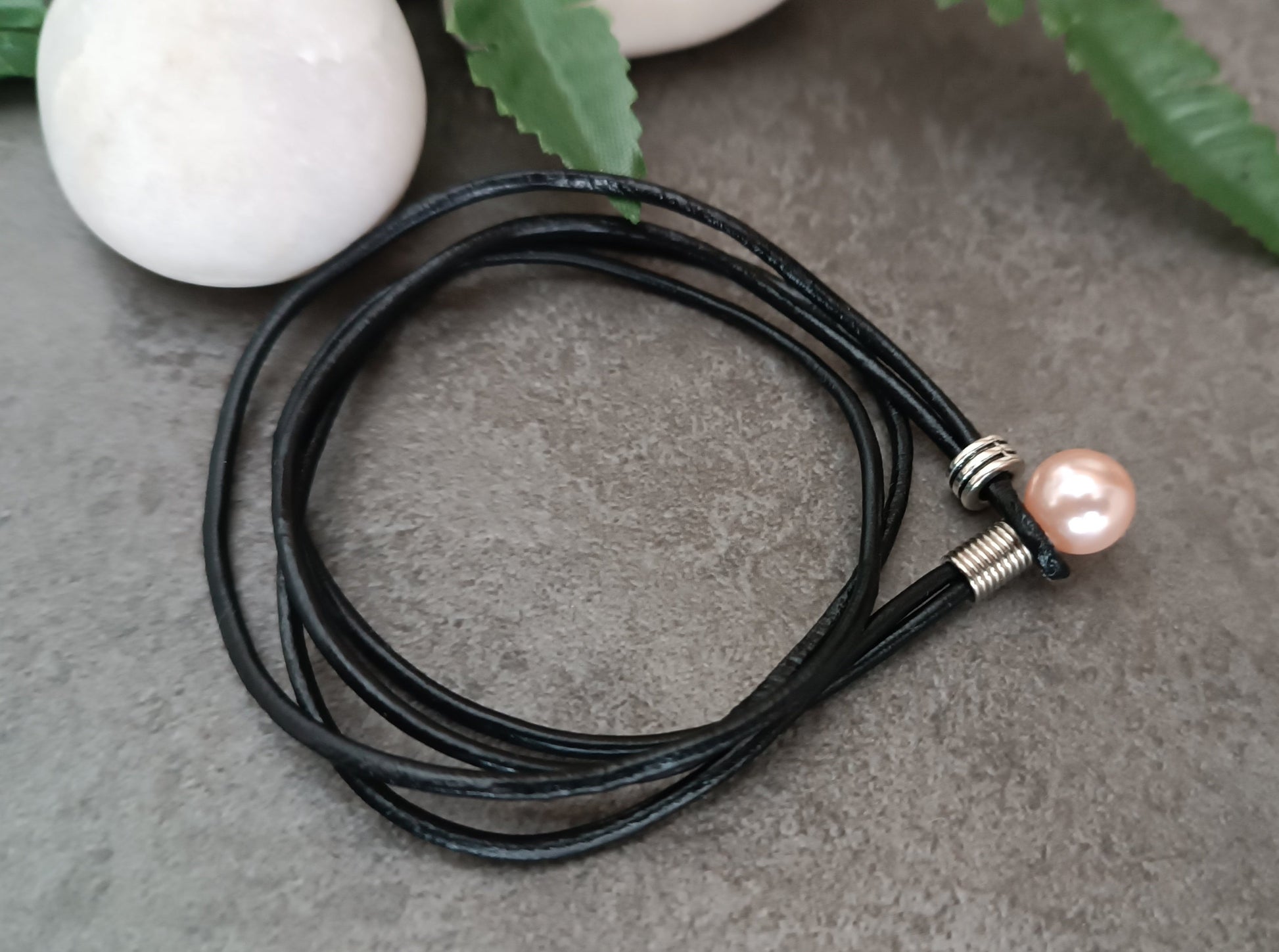 Pulsera cuero y perla rosa