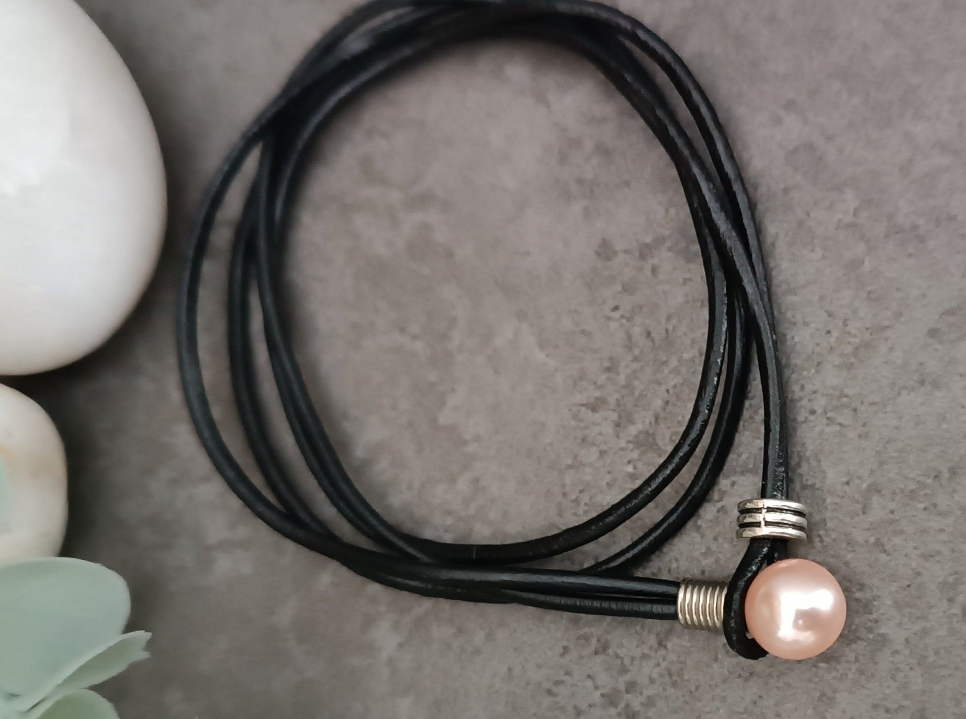 Pulsera cuero y perla rosa