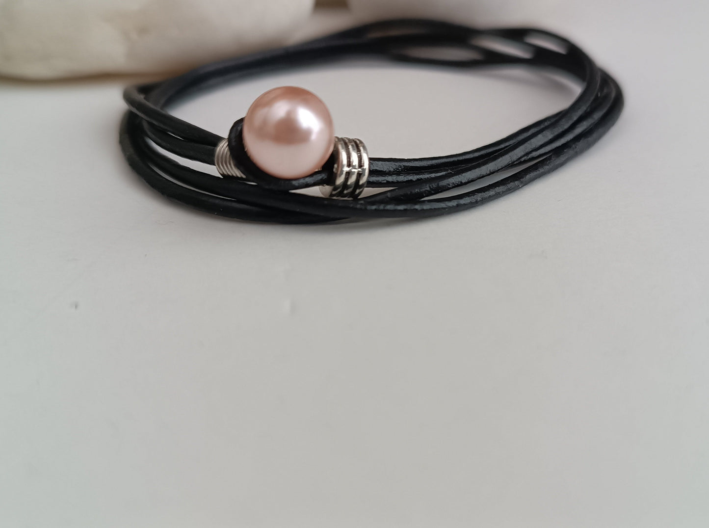 Pulsera cuero y perla rosa