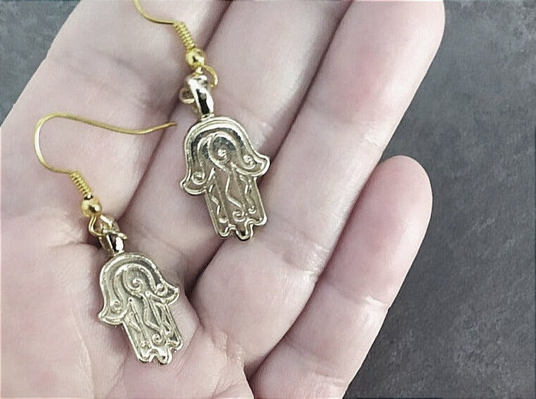 Boucles d'oreilles dorées avec la main de Fatima