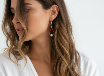 Pendientes de cuero y plata con perlas blancas