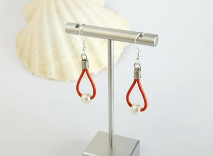 Pendientes de cuero y plata con perlas blancas