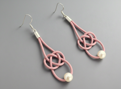 Pendientes nudo marinero infinito de cuero con ganchos de plata o acero