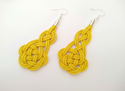 Pendientes celtas largos de cuero y acero con nudos de macramé