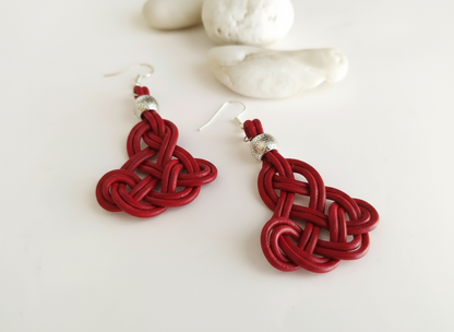 Pendientes largos de cuero y plata con nudo celta infinito.