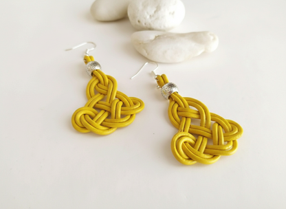 Pendientes largos de cuero y plata con nudo celta infinito.