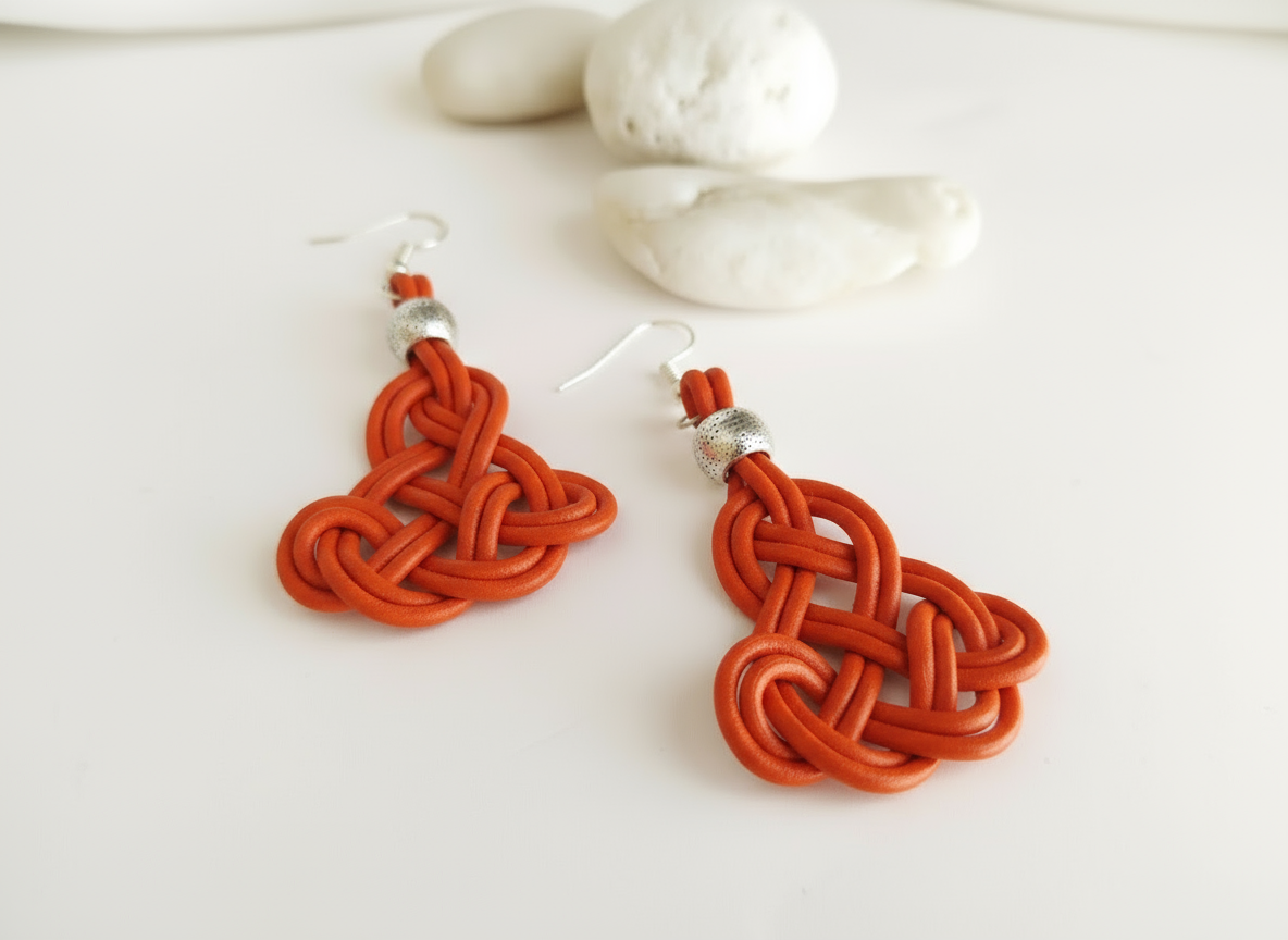 Pendientes largos de cuero y plata con nudo celta infinito.