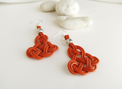 Pendientes largos de cuero y plata con nudo celta infinito.